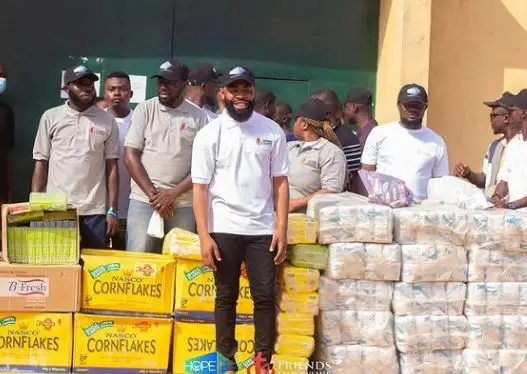 Arole Ajo Community volunteers distributing food and relief items for the Prison Project